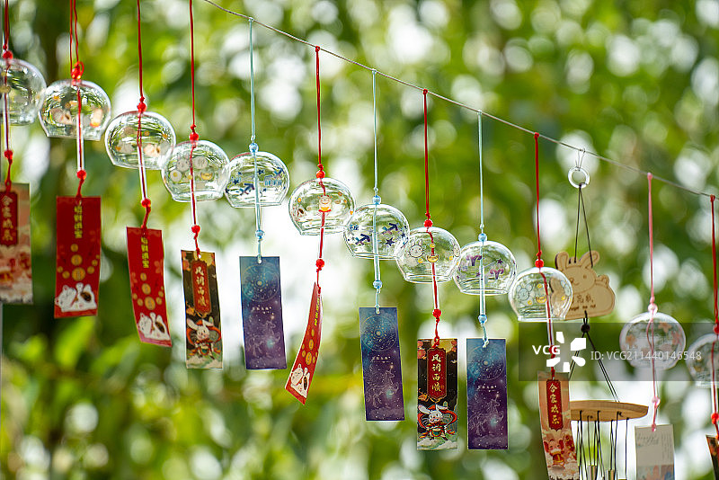 挂在树上的装饰品特写镜头图片素材