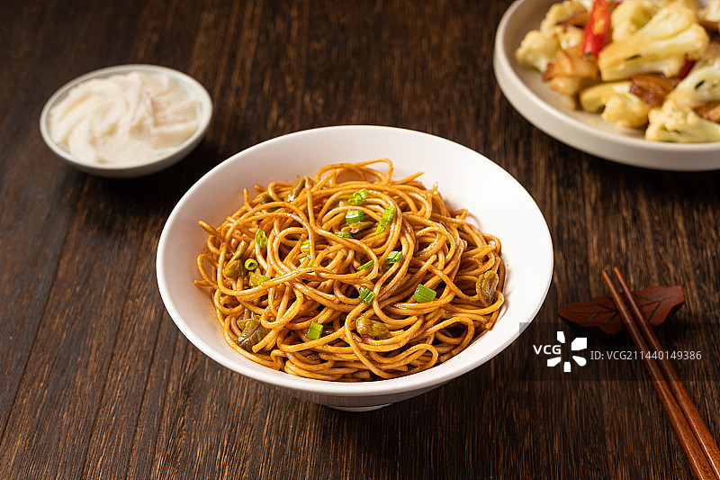 碗里的拌面图片素材