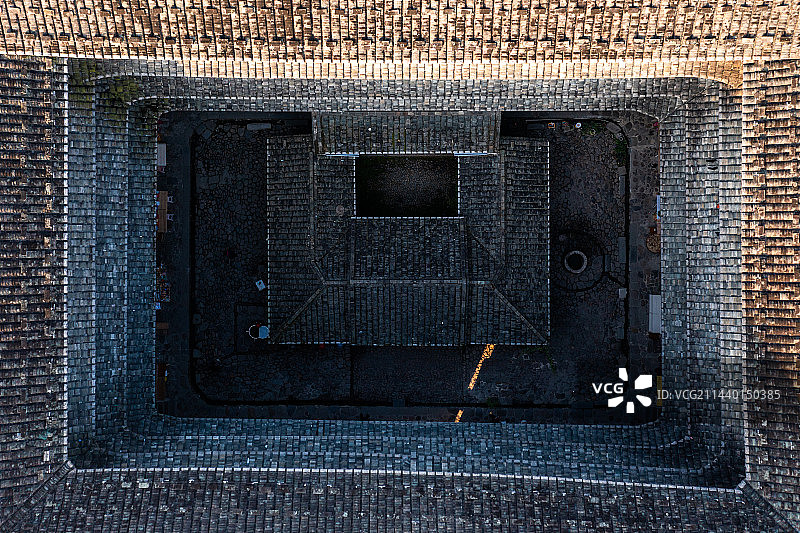 航拍福建漳州南靖云水谣景区和贵楼土楼图片素材