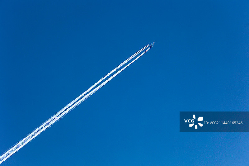 飞机在蓝天下飞行的低角度视图图片素材