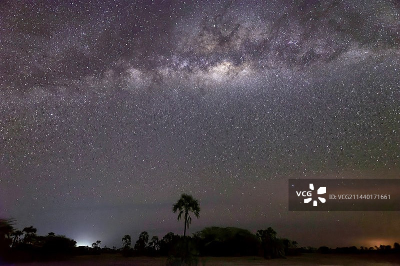 非洲草原上璀璨的银河图片素材