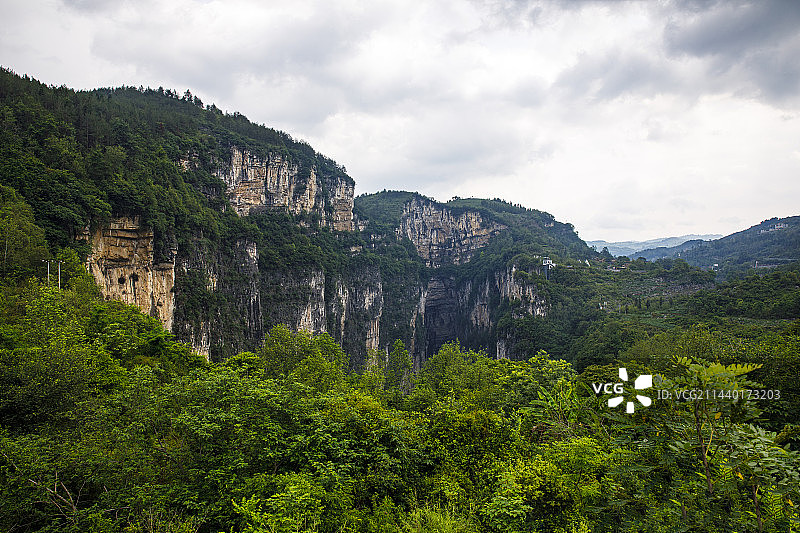 中国贵州毕节织金大峡谷风光，喀斯特地貌图片素材