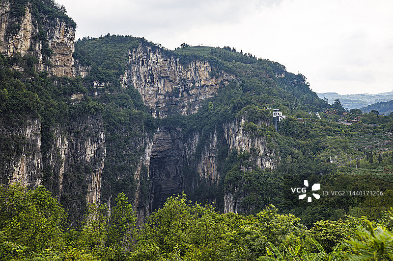 中国贵州毕节织金大峡谷风光，喀斯特地貌图片素材