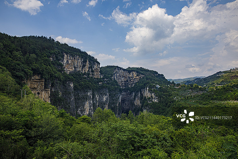 中国贵州毕节织金大峡谷风光，喀斯特地貌图片素材