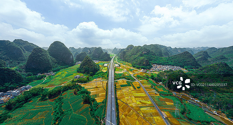 高速公路穿过如画般的广西乡间图片素材