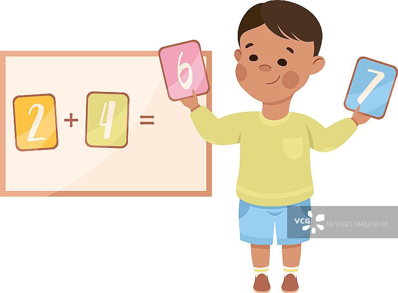可爱的小男孩在幼儿园里解数学题图片素材