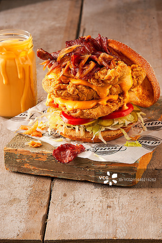 餐桌上汉堡的特写镜头图片素材