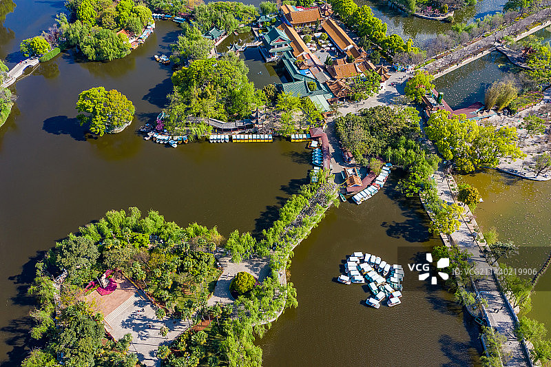 航拍云南昆明翠湖公园 旅游目的地 城市天际线 菜海子 九龙池 湖心岛景观 湖泊湿地图片素材