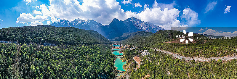 航拍云南丽江玉龙雪山蓝月谷风景区 白水河 月牙状山谷湛蓝湖水 高原湖泊 小九寨沟图片素材