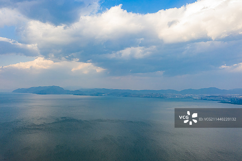 航拍云南大理洱海风光 广阔水面 多云天气 云层低垂 高原淡水湖 苍山洱海图片素材