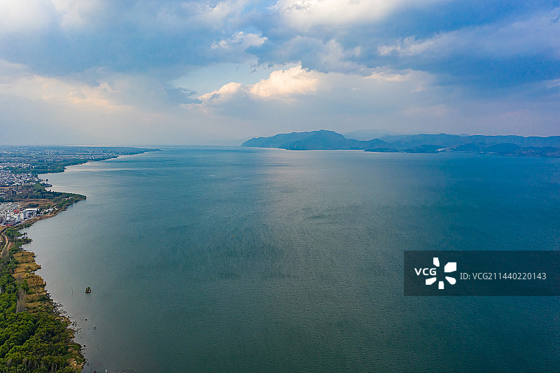 航拍云南大理洱海风光 广阔水面 多云天气 云层低垂 高原淡水湖 苍山洱海图片素材