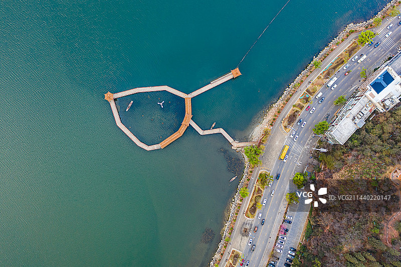 航拍云南大理洱海风光 海心亭码头及湖滨观景平台木栈道 高原淡水湖图片素材