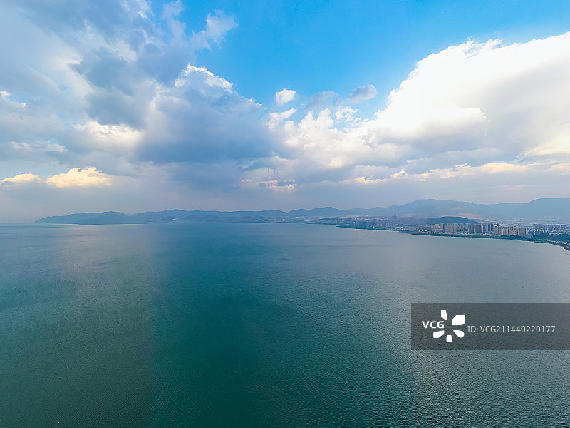 航拍云南大理洱海风光 广阔水面 多云天气 云层低垂 高原淡水湖 苍山洱海图片素材