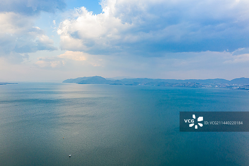 航拍云南大理洱海风光 广阔水面 多云天气 云层低垂 高原淡水湖 苍山洱海图片素材