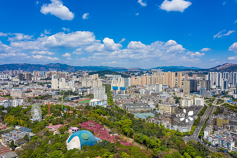航拍云南昆明圆通山 都市天际线 城市中心地标建筑群 蓝天白云图片素材