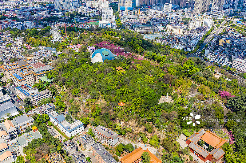 航拍云南昆明圆通山 昆明动物园 都市天际线 城市中心地标建筑群 昆明圆通山动物园图片素材