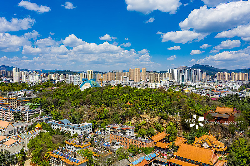 航拍云南昆明圆通山 都市天际线 城市中心地标建筑群 蓝天白云图片素材