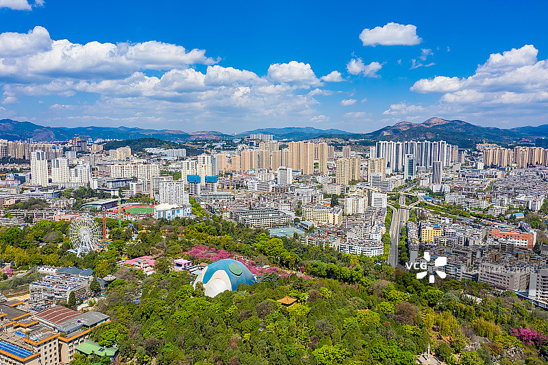 航拍云南昆明圆通山 昆明动物园 都市天际线 城市中心地标建筑群 蓝天白云 昆明圆通山动物园图片素材