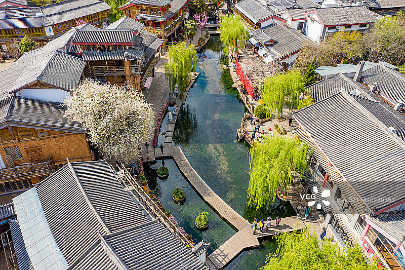 航拍云南丽江束河古镇 泉源潭水 世界文化遗产丽江古城 民居房舍古建筑群 茶马古道集镇图片素材