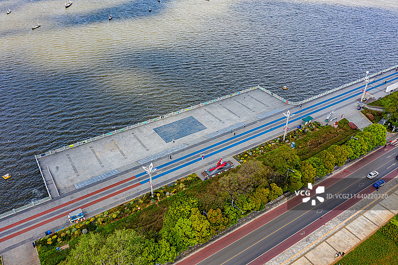 航拍云南昆明滇池海埂大坝 滇池草海东岸 滇池大坝亲水平台 草海大堤滨水步道图片素材