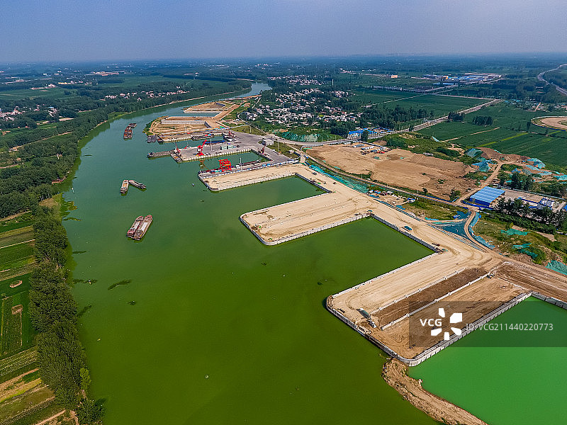 航拍河南周口中心港港口码头 沙颍河周口港 内河航运航道 河流港口物流产业集聚区 水路运输 船运货运图片素材