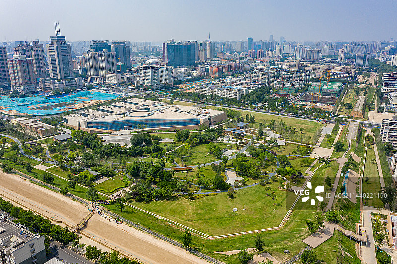 航拍河南郑州商都国家考古遗址公园 郑州商代王城遗址 商代都城城垣城墙 商朝亳都图片素材