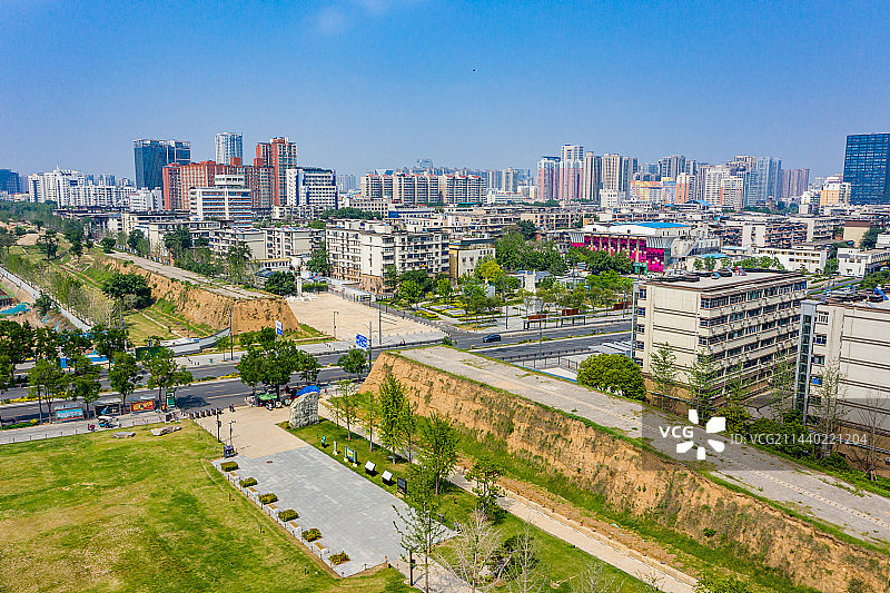 航拍河南郑州商都国家考古遗址公园 土城墙 郑州商代王城遗址 商代都城城垣城墙 商朝亳都图片素材