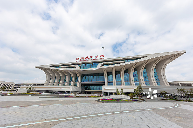 河南郑州航空港站 站房建筑外景 民航客机飞过 大型高铁站 高速铁路车站 铁路枢纽火车站 郑州航空港区图片素材