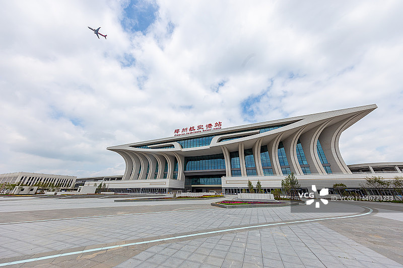 河南郑州航空港站 站房建筑外景 民航客机飞过 大型高铁站 高速铁路车站 铁路枢纽火车站 郑州航空港区图片素材