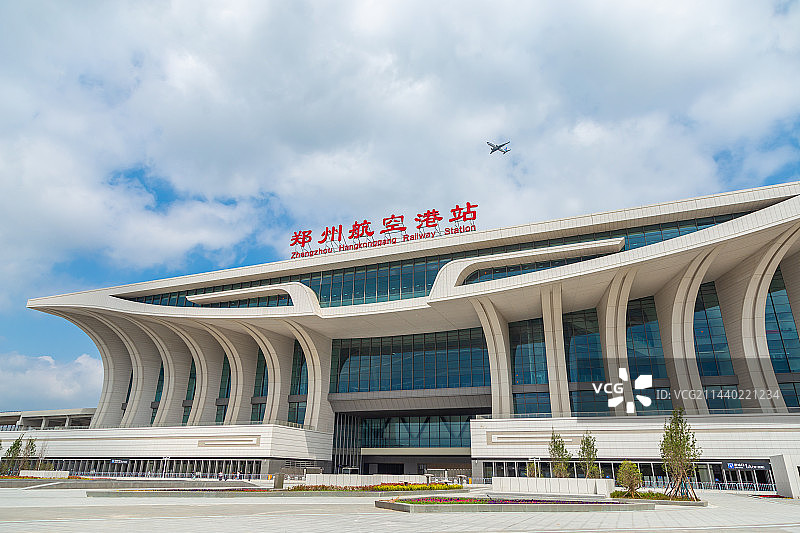 河南郑州航空港站 站房建筑外景 民航客机飞过 大型高铁站 高速铁路车站 铁路枢纽火车站 郑州航空港区图片素材