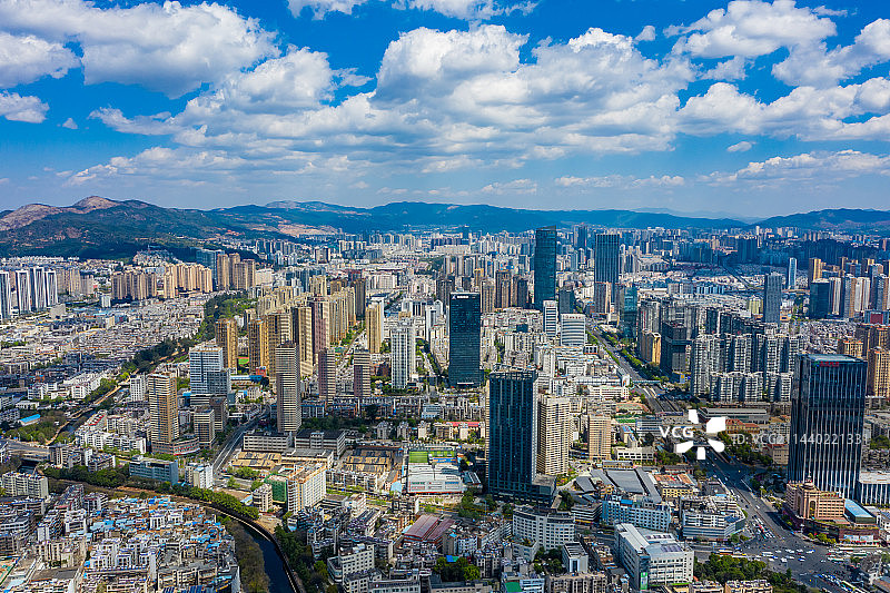 航拍城市建筑群 都市天际线 云南省昆明市盘龙区 高层建筑群 蓝天白云图片素材