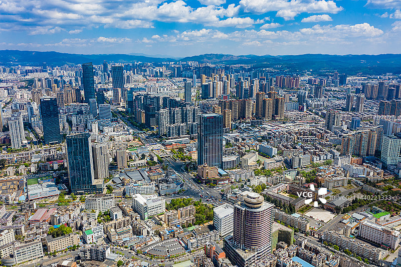 航拍城市建筑群 都市天际线 云南省昆明市盘龙区 高层建筑群 蓝天白云图片素材