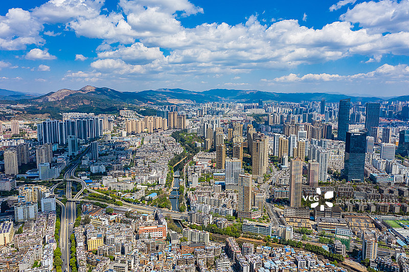 航拍城市建筑群 都市天际线 云南省昆明市盘龙区小菜园立交桥 高层建筑群 蓝天白云图片素材
