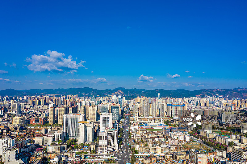 航拍云南昆明五华区城市建筑群 蓝天 市中心人民路附近高楼大厦矗立 繁华都市天际线图片素材