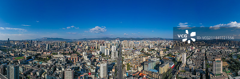 航拍云南昆明五华区城市建筑群 蓝天 市中心人民路附近高楼大厦矗立 繁华都市天际线图片素材