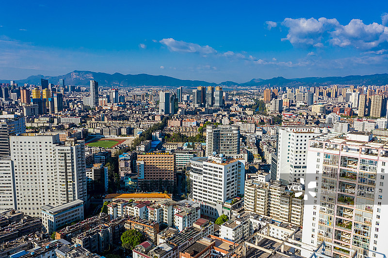 航拍云南昆明五华区城市建筑群 蓝天 市中心人民路附近高楼大厦矗立 繁华都市天际线图片素材