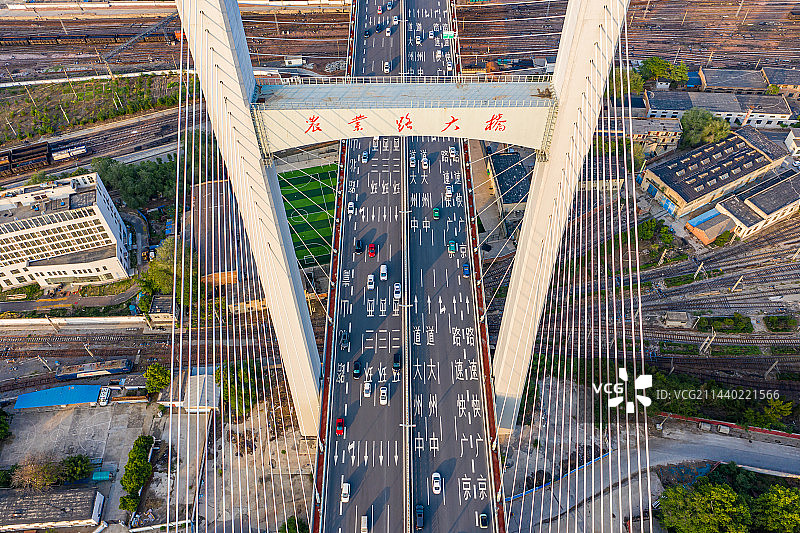 航拍河南郑州农业路大桥 城市快速路高架桥 都市天际线 郑北大桥 跨越郑州北站铁路编组站 H型斜拉桥图片素材