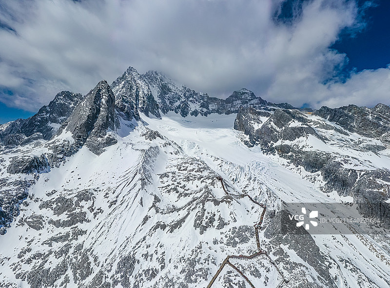航拍云南丽江玉龙雪山 冰川公园登山栈道 游客步道 主峰扇子陡东北坡 雪山山峰终年积雪 温带海洋性冰川图片素材