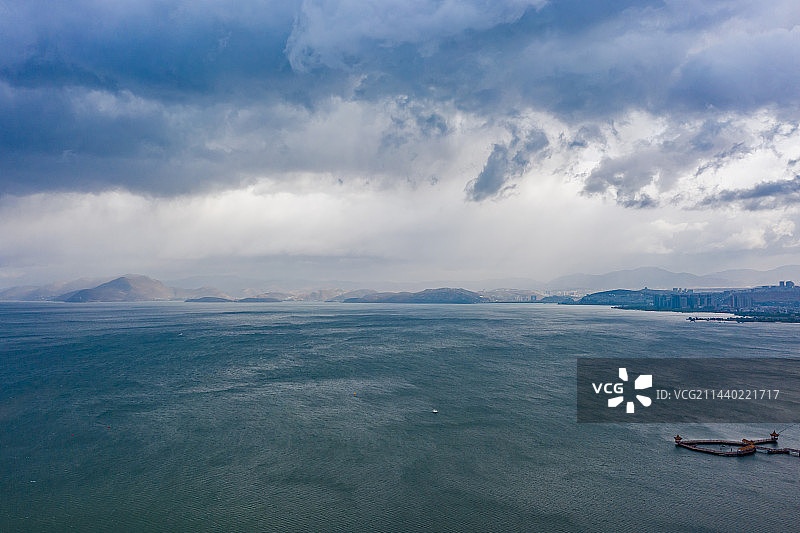 航拍云南大理洱海风光 厚重云层云海 大理苍山洱海国家级自然保护区 高原淡水湖图片素材