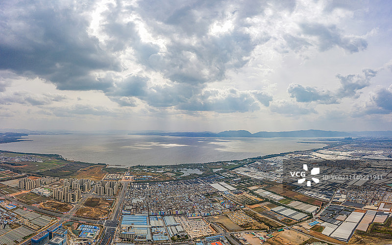 云南昆明斗南湿地公园 丁达尔效应 夕阳阳光穿透云层云海 昆明滇池外海 呈贡区城市湿地生态美景图片素材