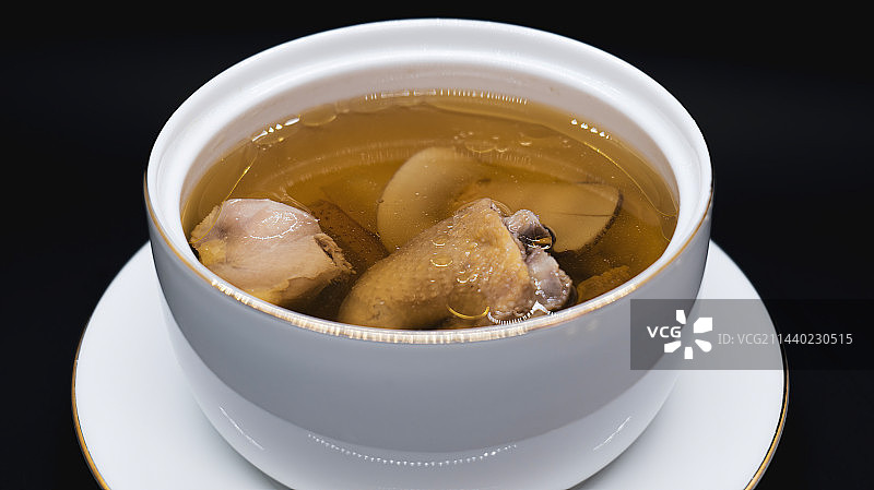 松茸菌炖鸽子肉例汤图片素材