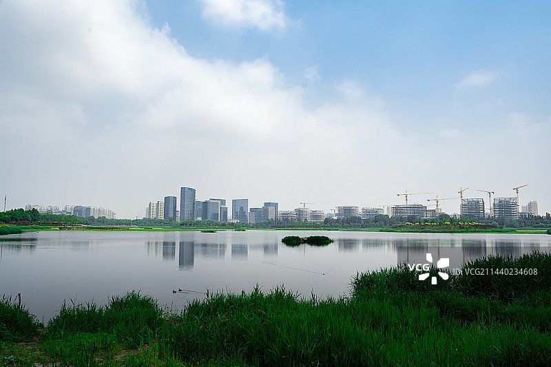 从北京亦庄经济技术开发区通明湖公园看现代城市风光与城市天际线图片素材