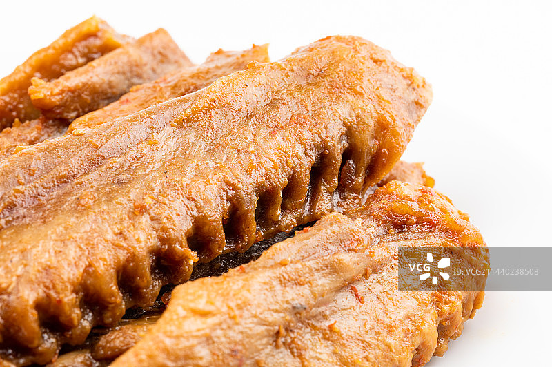 白色背景上的卤鸭翅图片素材