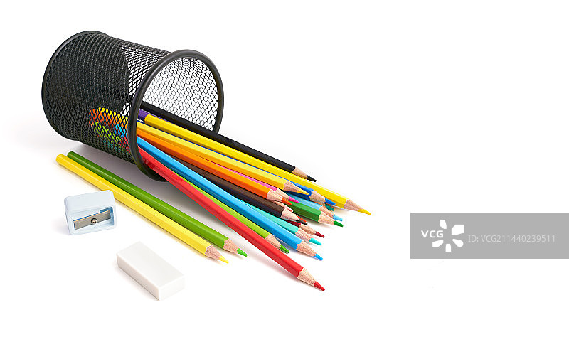 多个彩色铅笔放在笔筒和白色背景图片素材