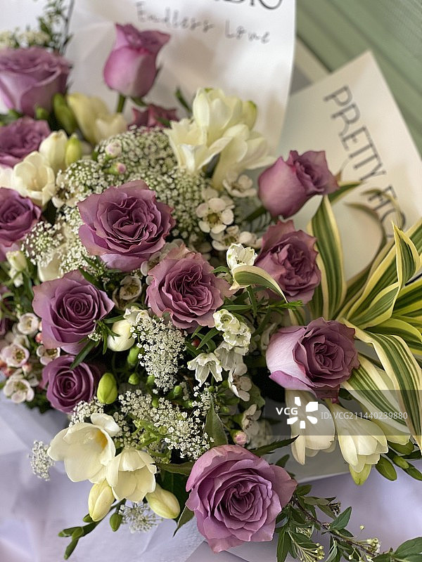 花篮里的玫瑰花图片素材