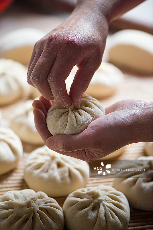 女性手工制作包包子，面食面点图片素材