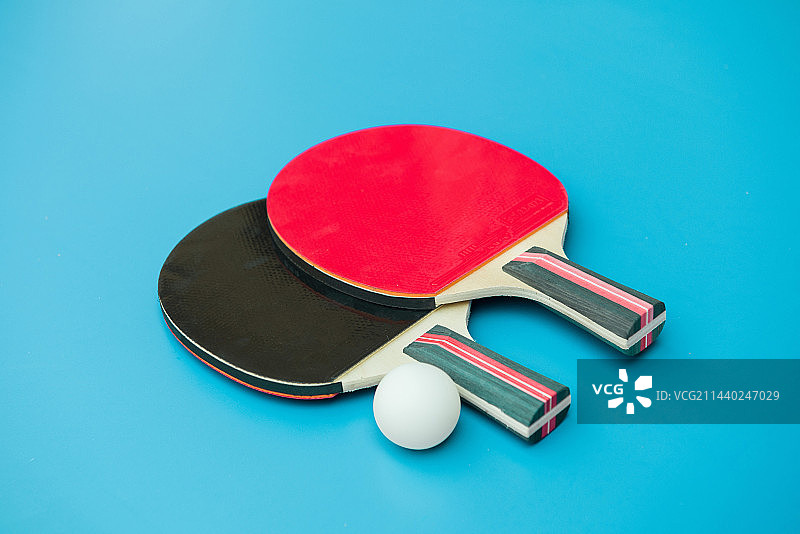 桌上的乒乓球和球拍图片素材