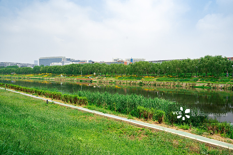 夏季阳光下北京大兴亦庄凉水河河道两岸的自然风光图片素材