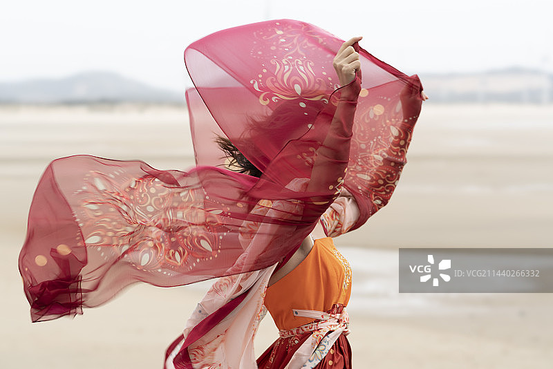 福建平潭岛的海风，一位姑娘在平潭岛沙滩衣服和丝巾被海风吹起图片素材