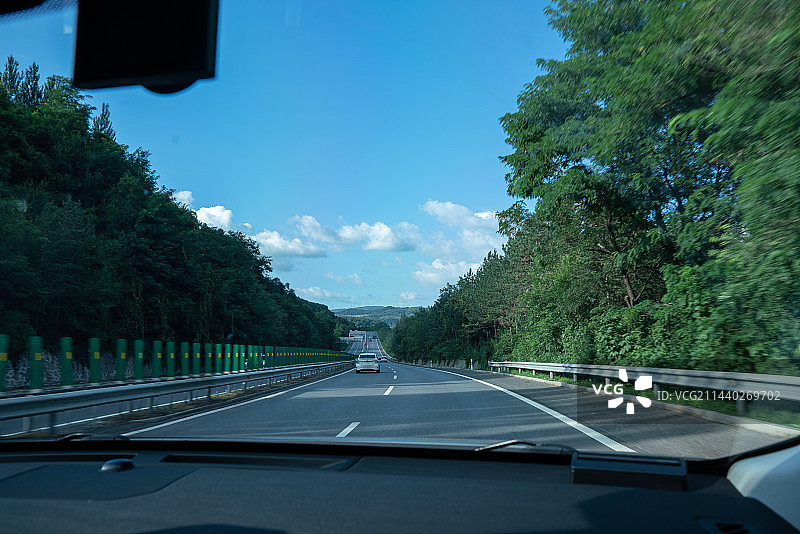 汽车行驶在高速公路车 车窗外的高速路图片素材